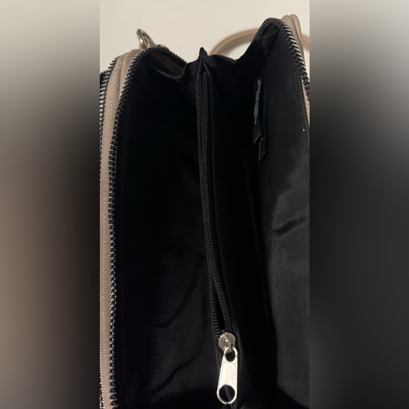 Kenneth Cole Reaction women’s Tan Crossbody Bag - Picture 4 of 8